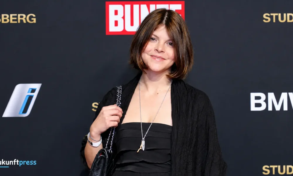 Julia Tewaag, Tochter von Uschi Glas