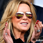 Ulla Sandrock lächelt bei einem öffentlichen Auftritt